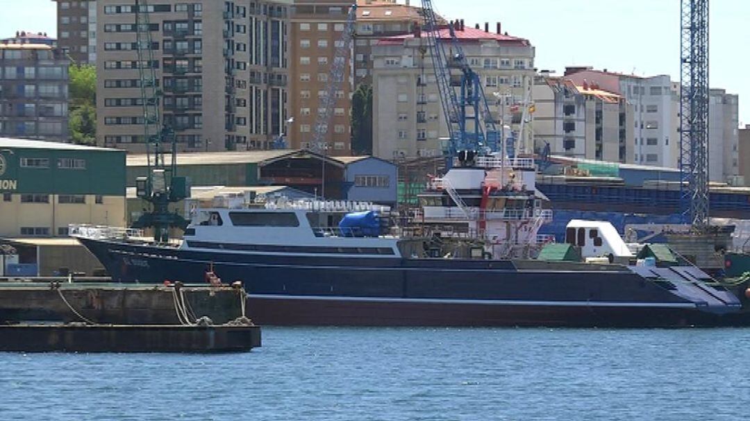 Astilleros de Vigo trabajando en la reparación y construcción de barcos.