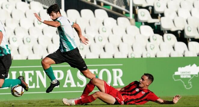 Bustillo evita una entrada de un jugador del Arenas de Getxo