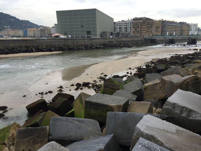 Las mareas vivas han ofrecido una estampa inusual en la desembocadura del Urumea