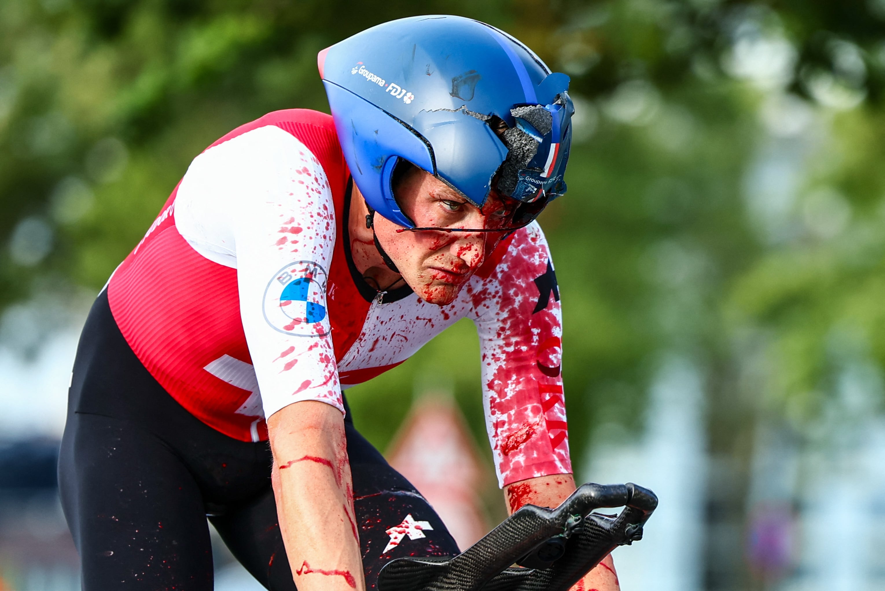 Stefan Küng, después de su accidente durante la prueba contrarreloj del Campeonato de Europa