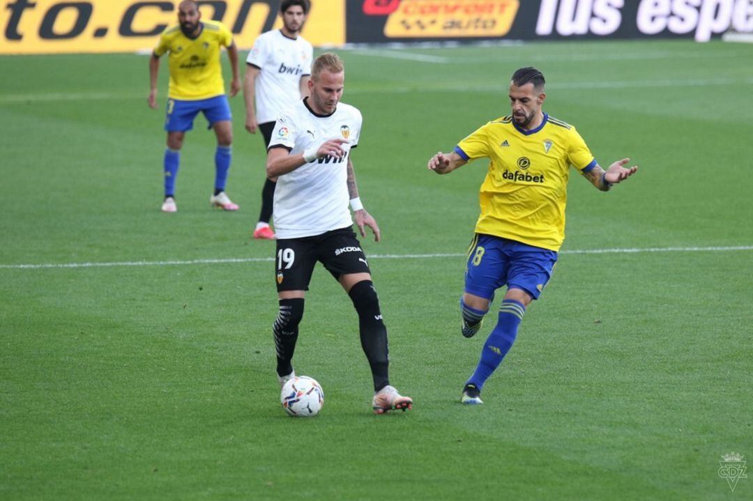 Negredo presiona a un jugador del Valencia durante el último partido que los gaditanos y valencianistas jugaron en Cádiz.