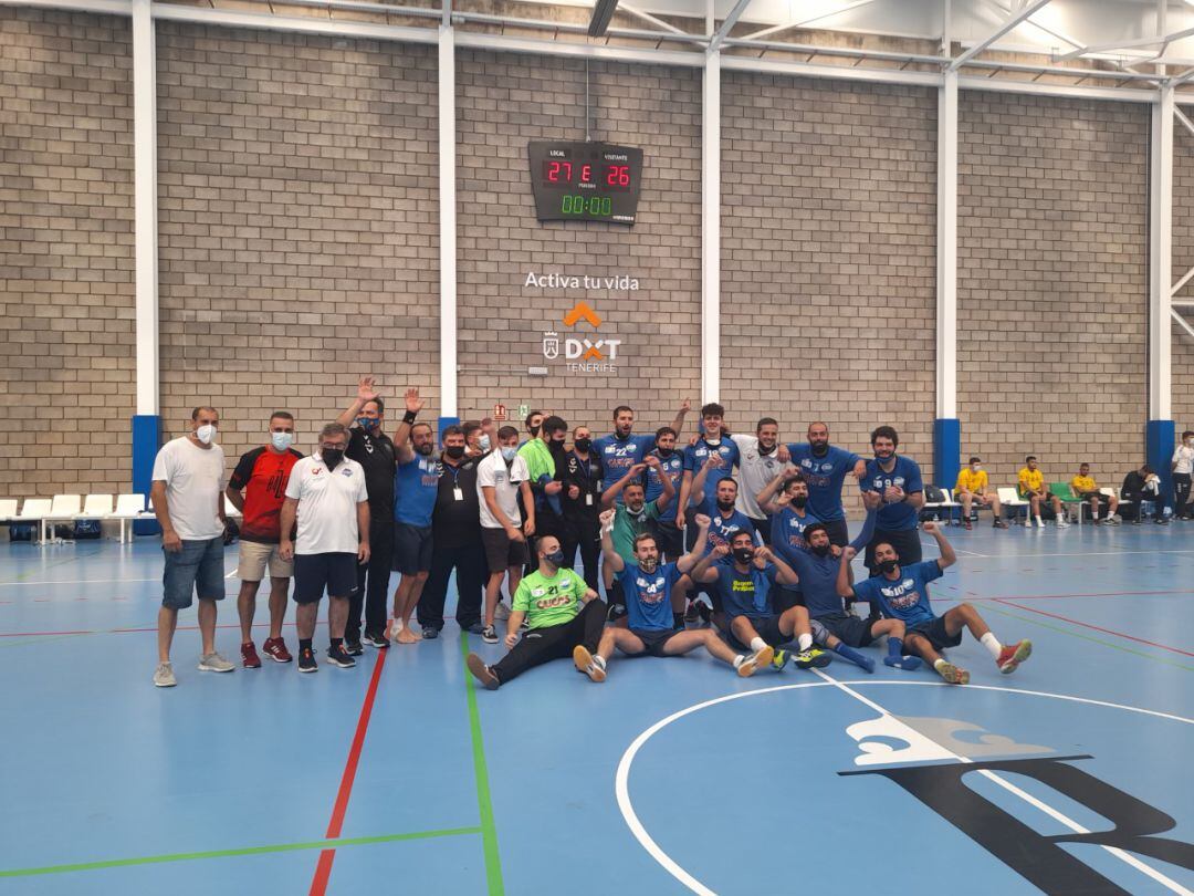 El Balonmano Realejos celebra su exitosa campaña.