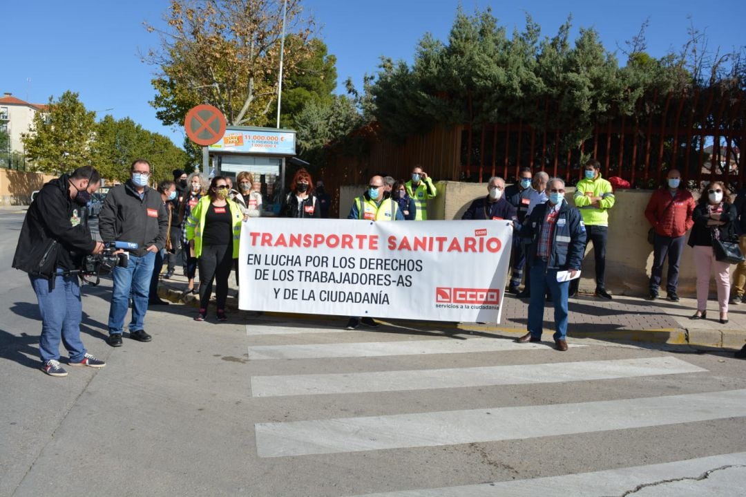 Manifestación del transporte sanitario de Albacete en la puerta del Hospital General Universitario de la capital. 