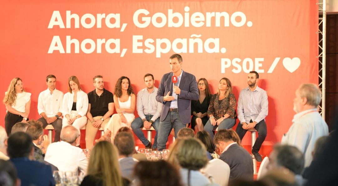 Pedro Sánchez se dirige a los militantes del PSOE durante el acto de Jaén.