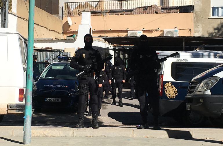 Momento en el que se llevan detenida a la mujer