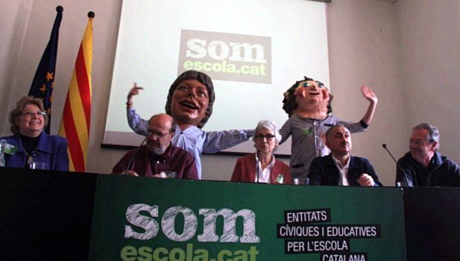 Els promotors de Som Escola amb alguns dels capgrossos que es veuran al cercavila reivindicatiu