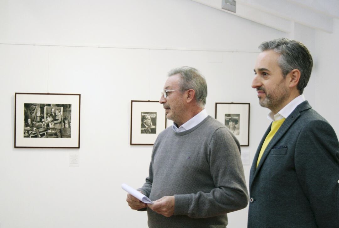 El director del Consorci de Museus de la Comunitat Valenciana, José Luis Pérez Pont, junto al concejalde cultura, José María Espí, el día de la inauguración de la muestra.