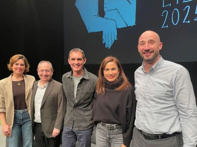 De izquierda a derecha: La actriz eibarresa Irene Hernando, el director de Pentación Espectáculo Jesús Cimarro, el director Juan Carlos Rubio, la actriz Toni Acosta y el alcalde de Eibar Jon Iraola / Foto: Ayuntamiento de Eibar