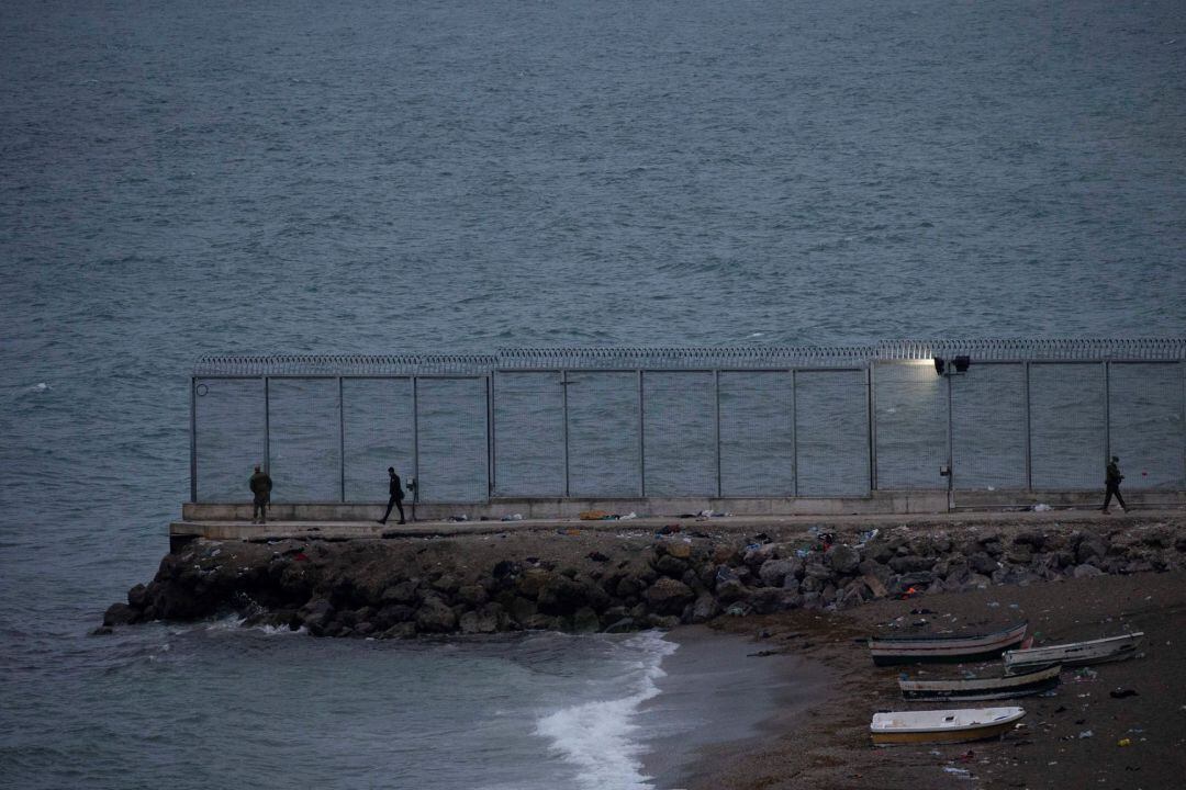 Soldados del Ejército vigilan a primera hora de este jueves la frontera del Tarajal que separa Ceuta de Marruecos.