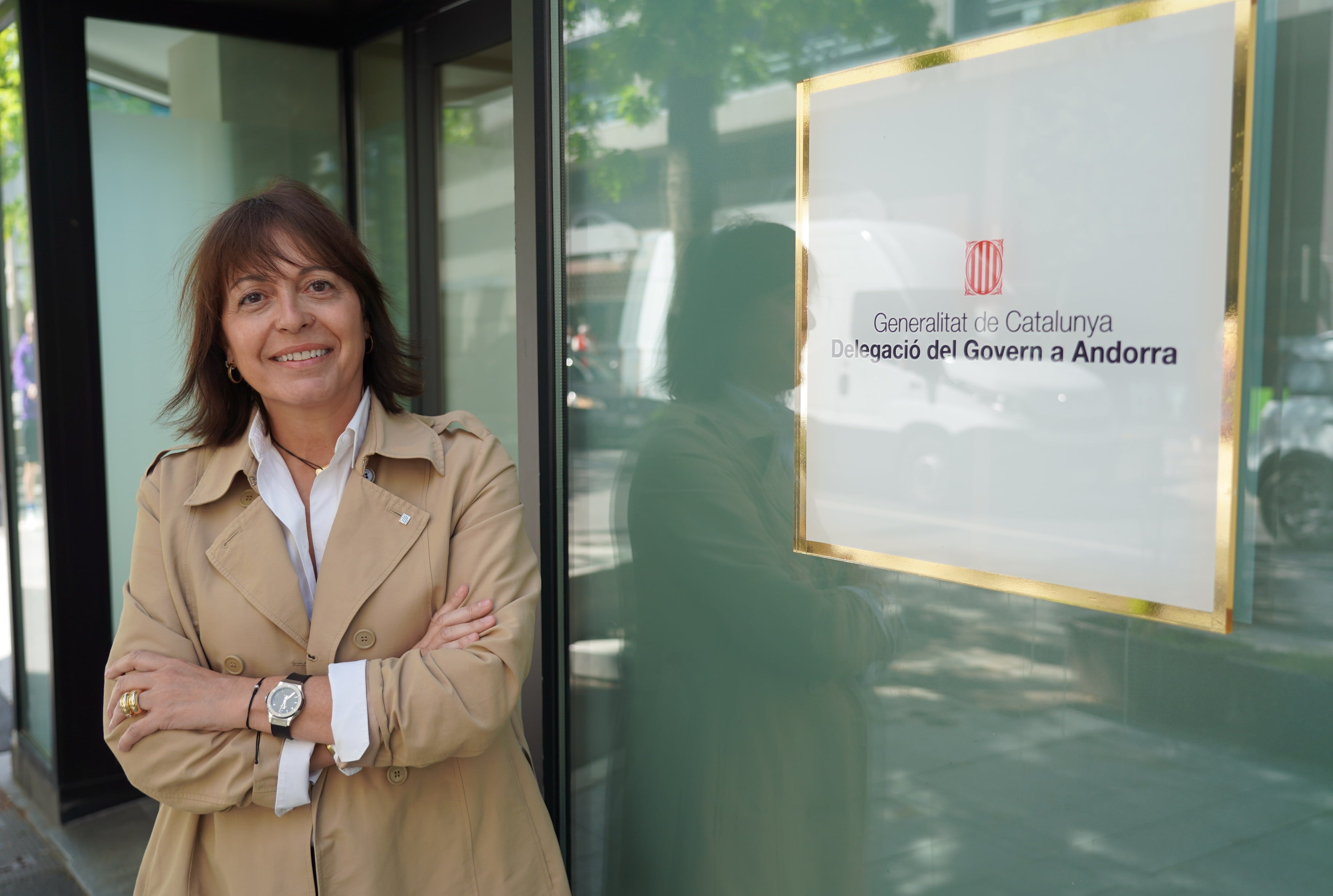 Anna Vives a les portes de la Delegació de la Generalitat de Catalunya a Andorra