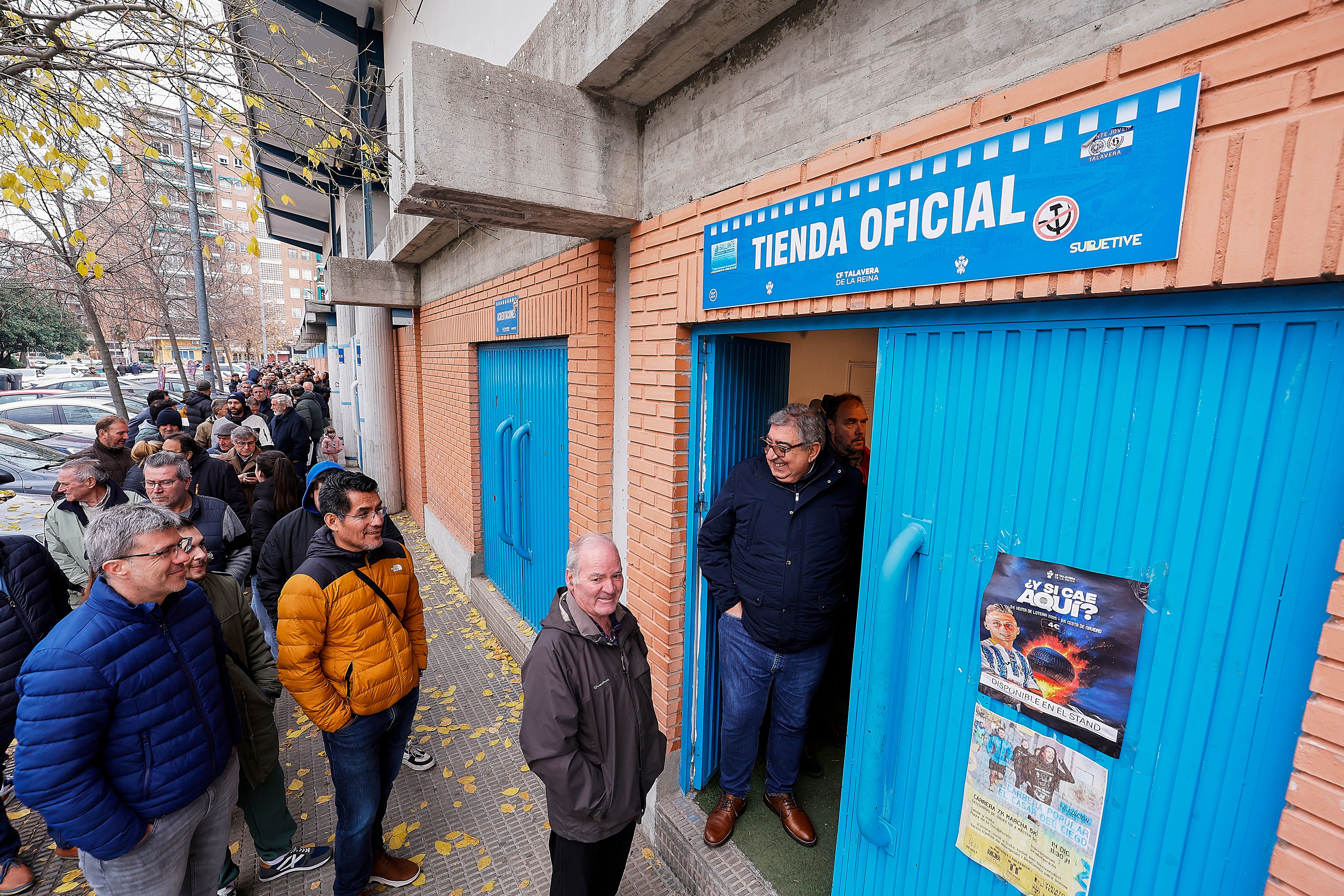 TALAVERA DE LA REINA (TOLEDO), 11/12/2025.- Los abonados guardan cola durante más de tres horas este jueves para hacerse con una entrada para el CF Talavera-Real Madrid de Copa del Rey. EFE/Manu Reino