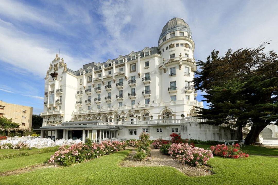 Fachada sur del Hotel Real de Santander | Foto de archivo