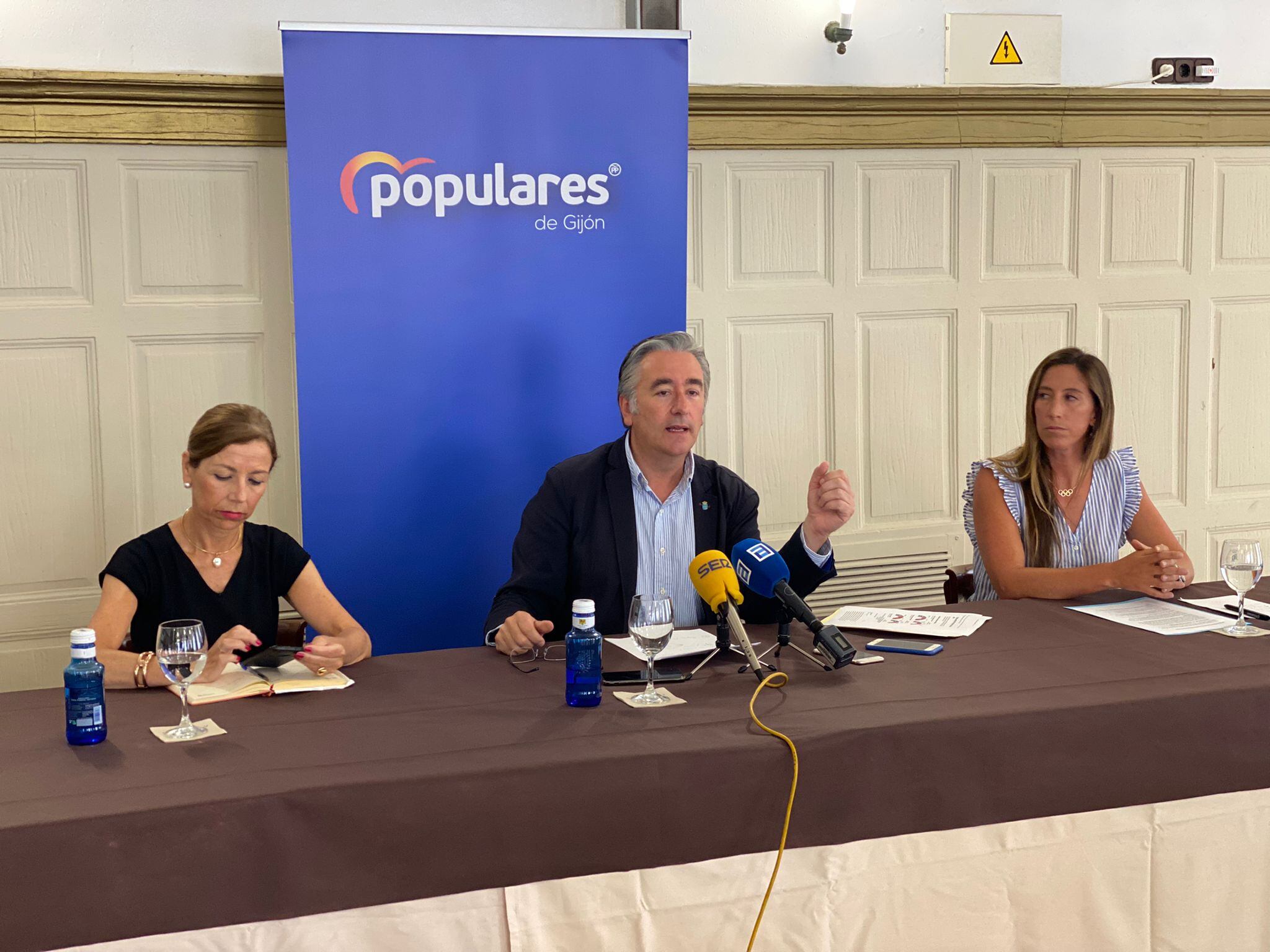 El presidente de los populares, Pablo González, entre las concejalas Fernández-Ahúja y Pumariega.