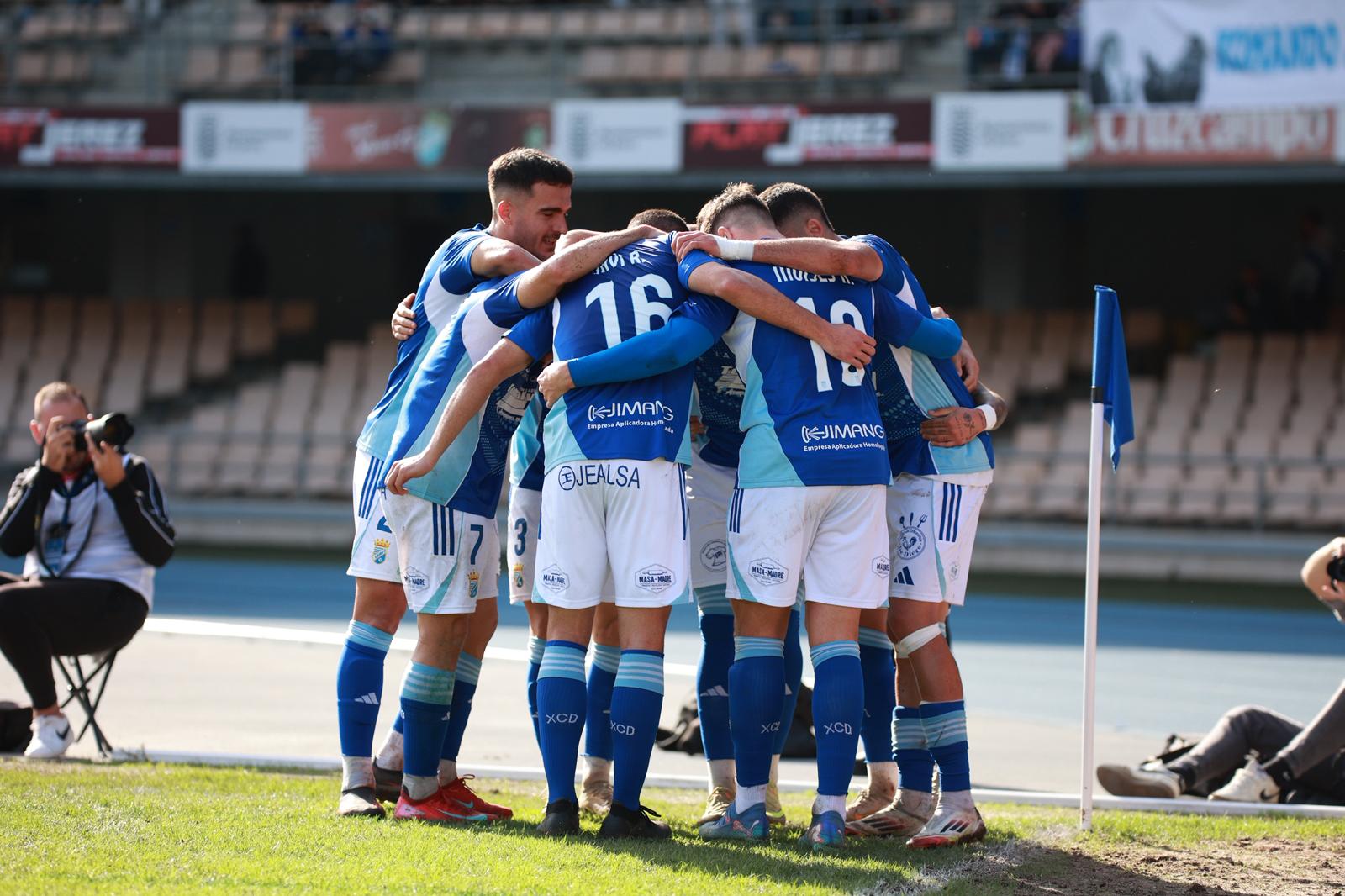 Jugadores del Xerez CD celebran el gol ante el Malagueño