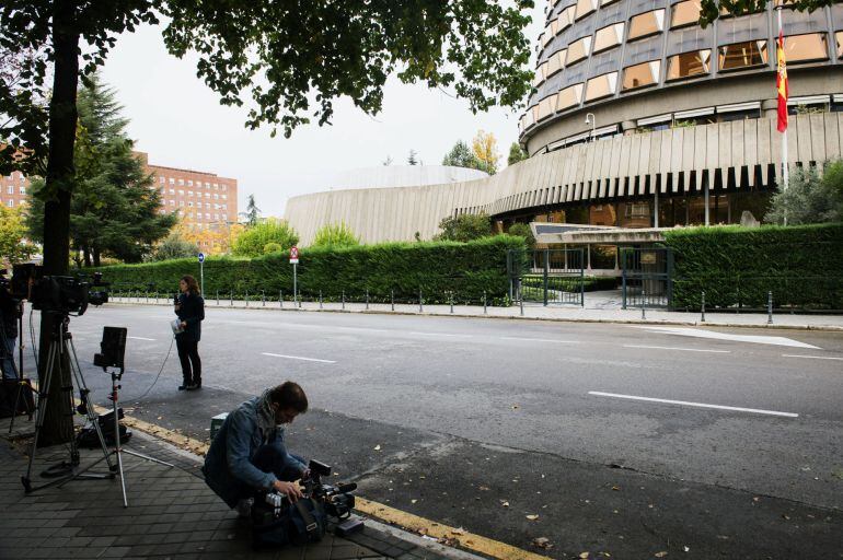 Periodistas frente al Tribunal Constitucional donde el pleno decide hoy si acepta las medidas cautelares solicitadas por Ciudadanos y el PPC contra el debate en el Parlament catalán de la moción soberanista presentada por Junts pel Sí (JxS) y la CUP, tras