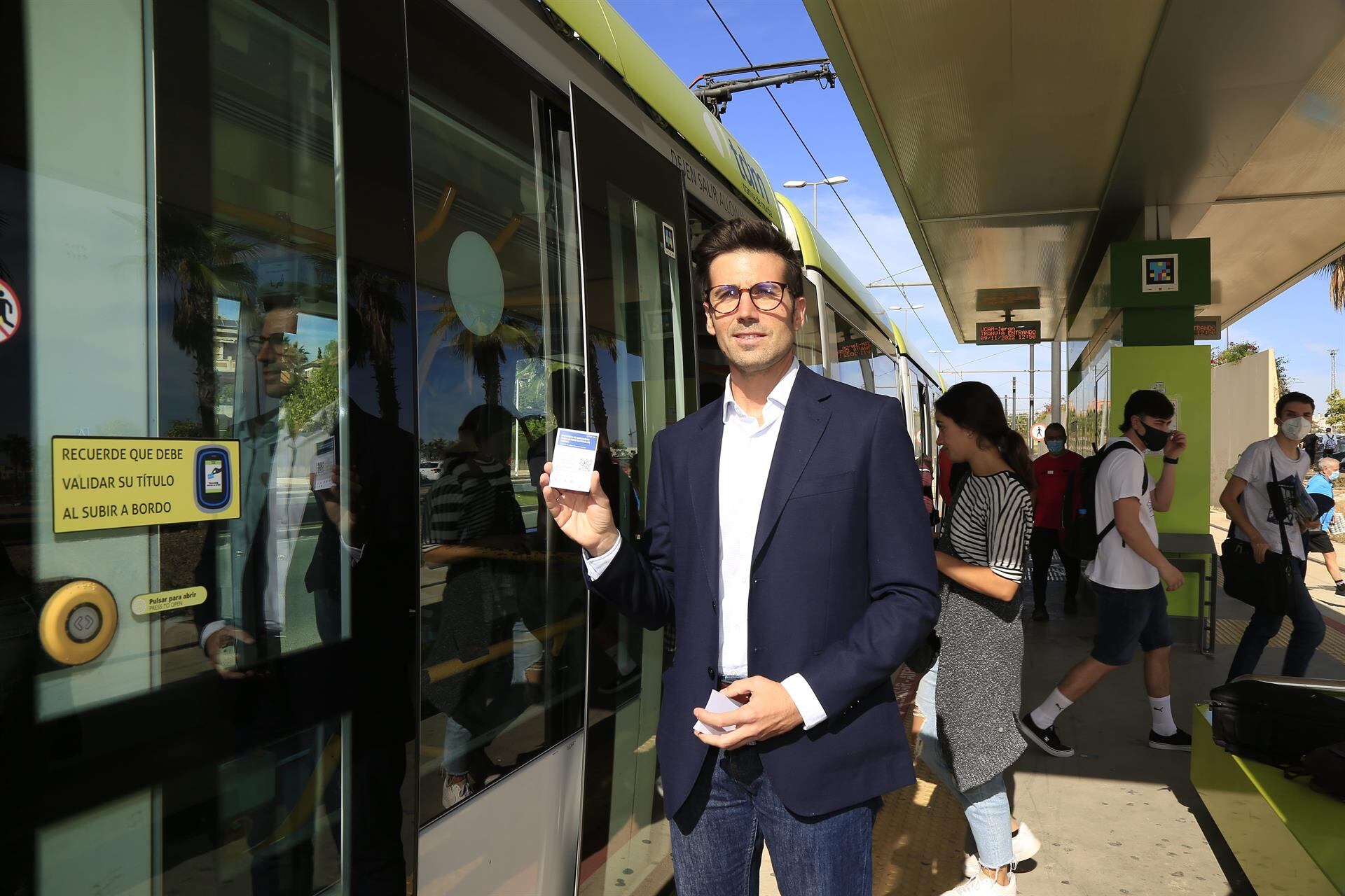 Roberto Liñán, director de la Cátedra de Movilidad y Transporte Sostenible del Área Metropolitana de Murcia, muestra la información que se dió a los usuarios para completar la encuesta