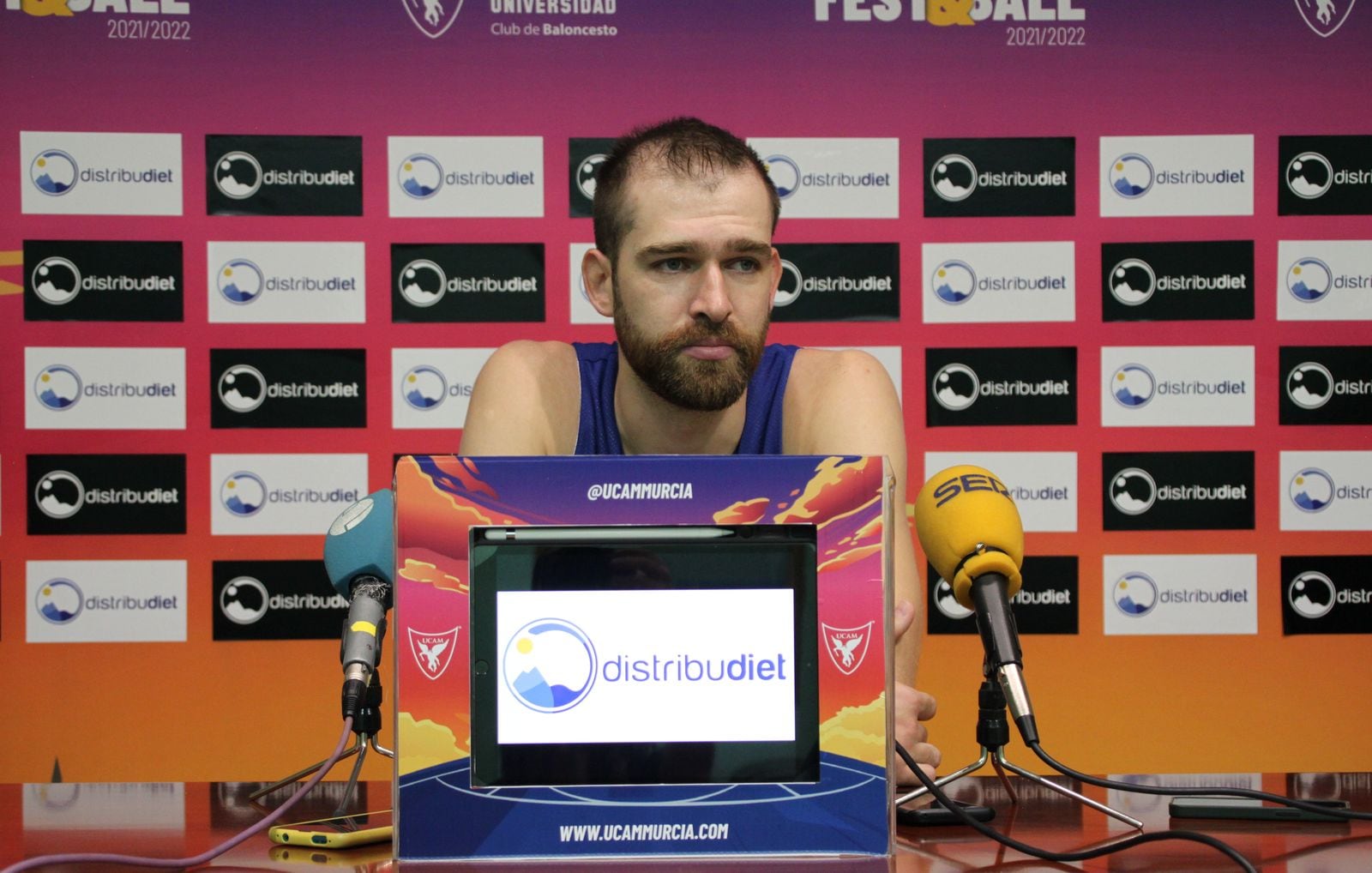 Nemanja Radovic en la sala de prensa del Palacio