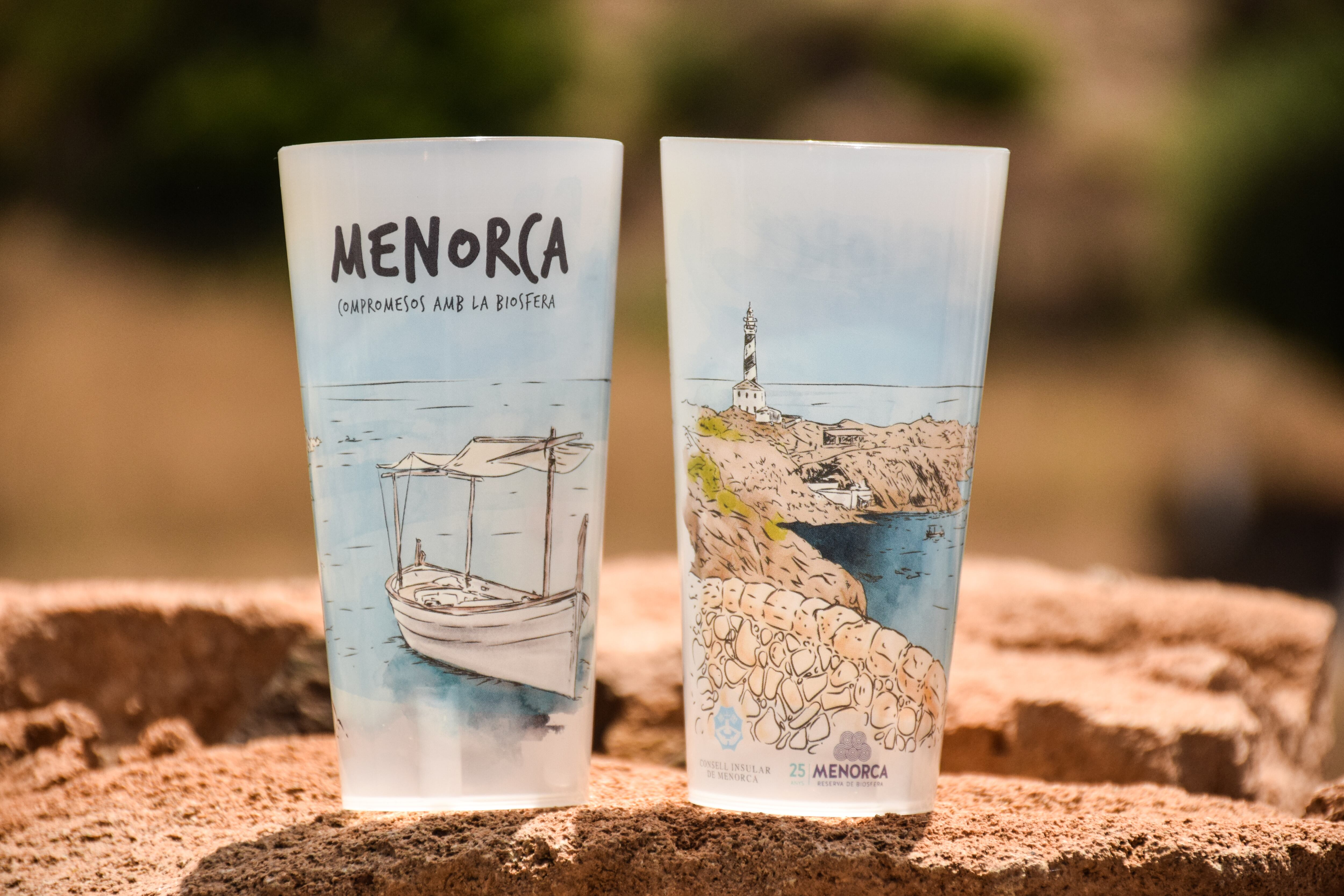 Així són els gots reutilitzables per a les festes.