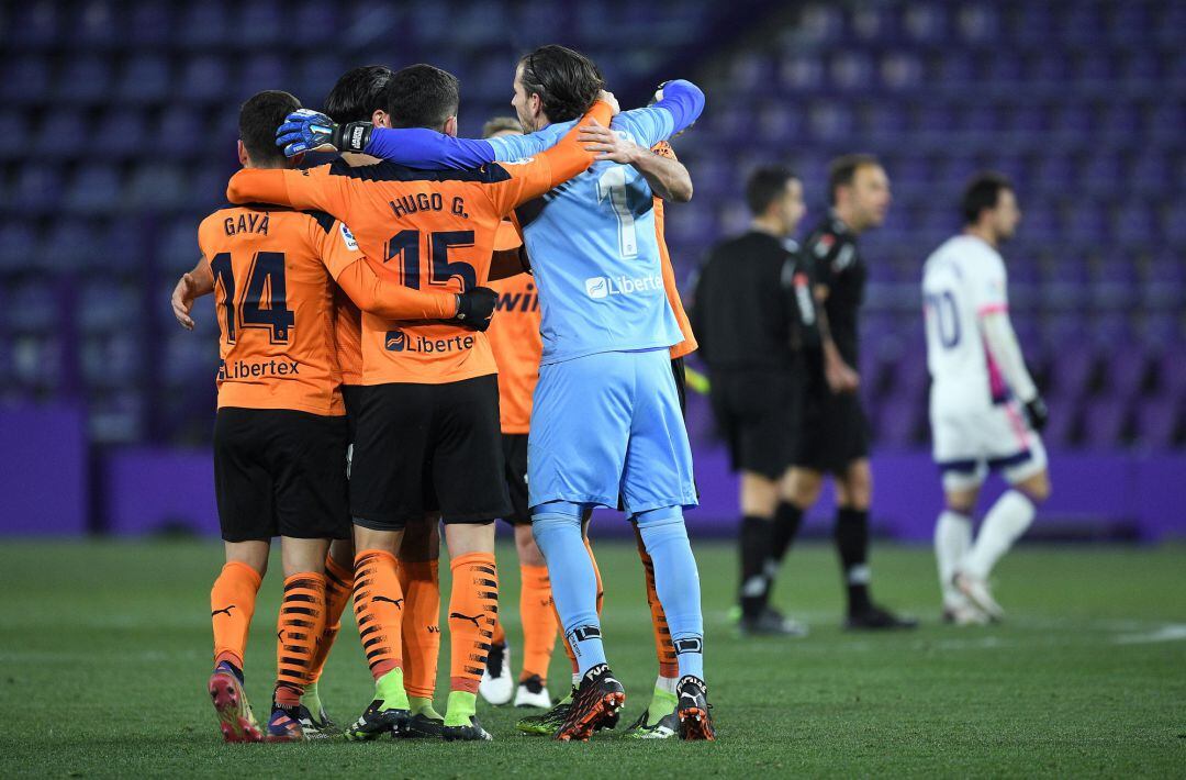 VALLADOLID, SPAIN - JANUARY 10: Jose Luis Gaya, Hugo Guillamon and Jaume Domenech of Valencia celebrate with teammates at full-time after the La Liga Santander match between Real Valladolid CF and Valencia CF at Estadio Municipal Jose Zorrilla on January 10, 2021 in Valladolid, Spain. Sporting stadiums around Spain remain under strict restrictions due to the Coronavirus Pandemic as Government social distancing laws prohibit fans inside venues resulting in games being played behind closed doors. (Photo by Octavio Passos, Getty Images)