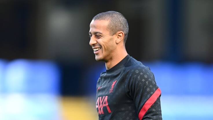 Thiago Alcántara celebra su reconocimiento en el once ideal de los premios de 'The Best' de la FIFA 2020