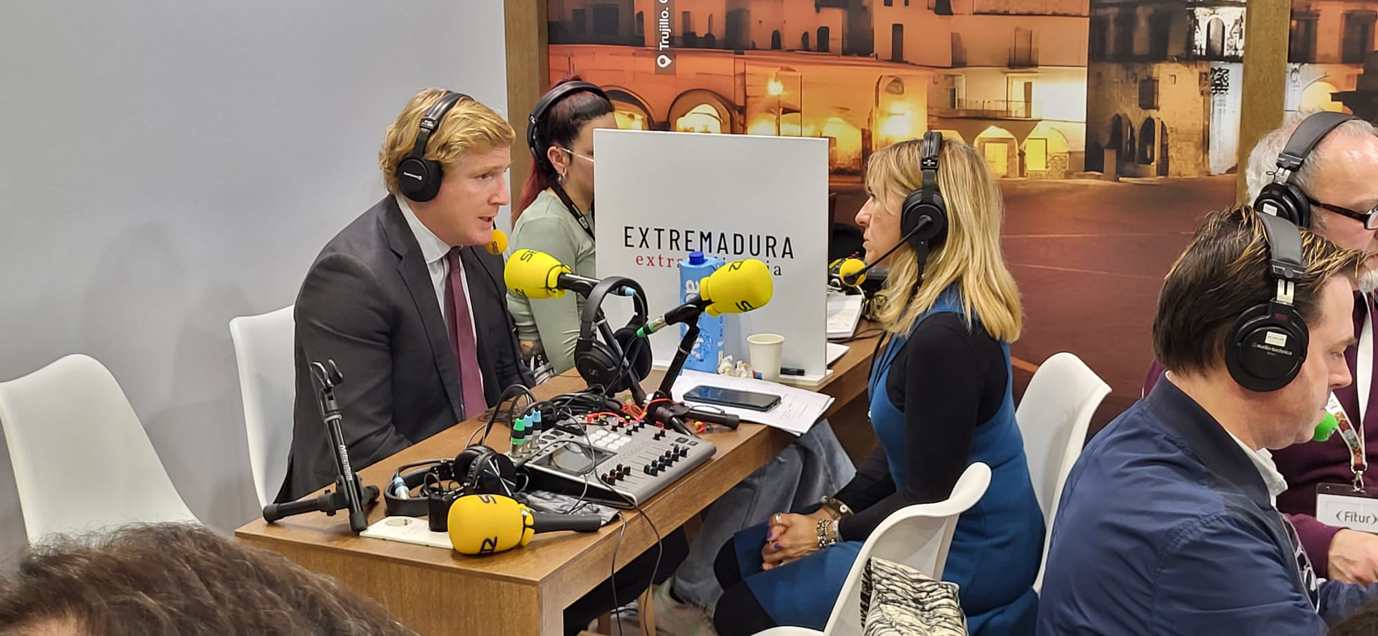 El alcalde de Badajoz, Ignacio Grajera, en el set de Radio Extremadura en Fitur