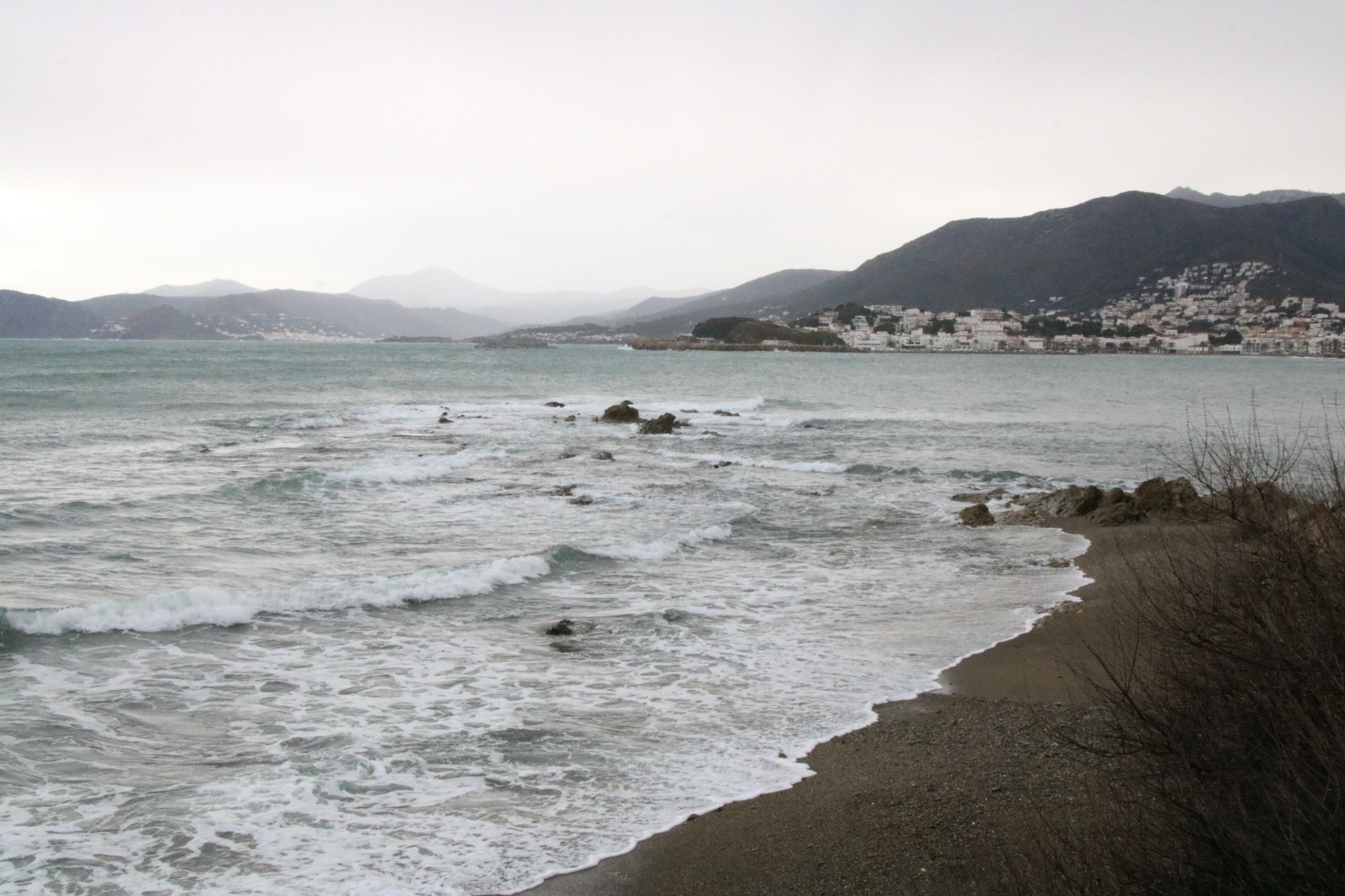 Les onades del temporal a la costa de Llançà