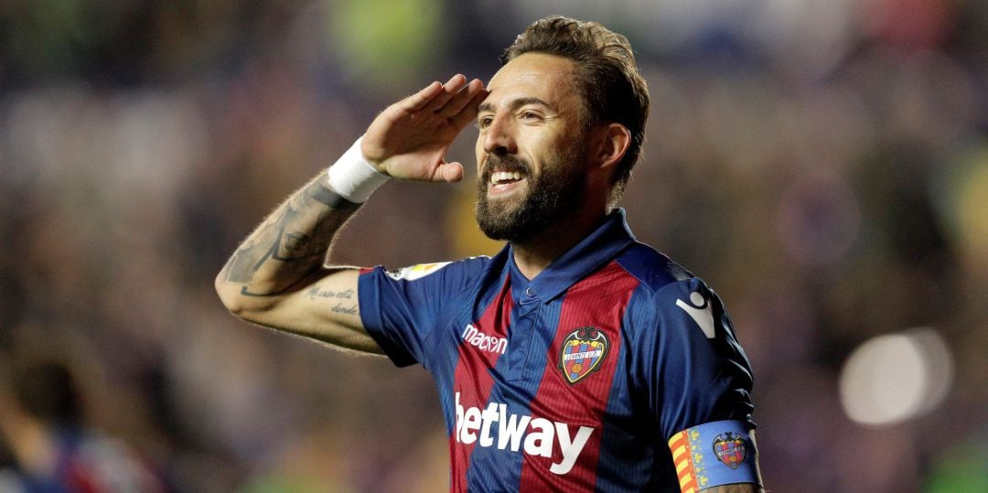 El delantero del Levante, José Luis Morales, celebra el tercer gol del equipo levantinista frente al Betis en el estadio Ciutat de València. 