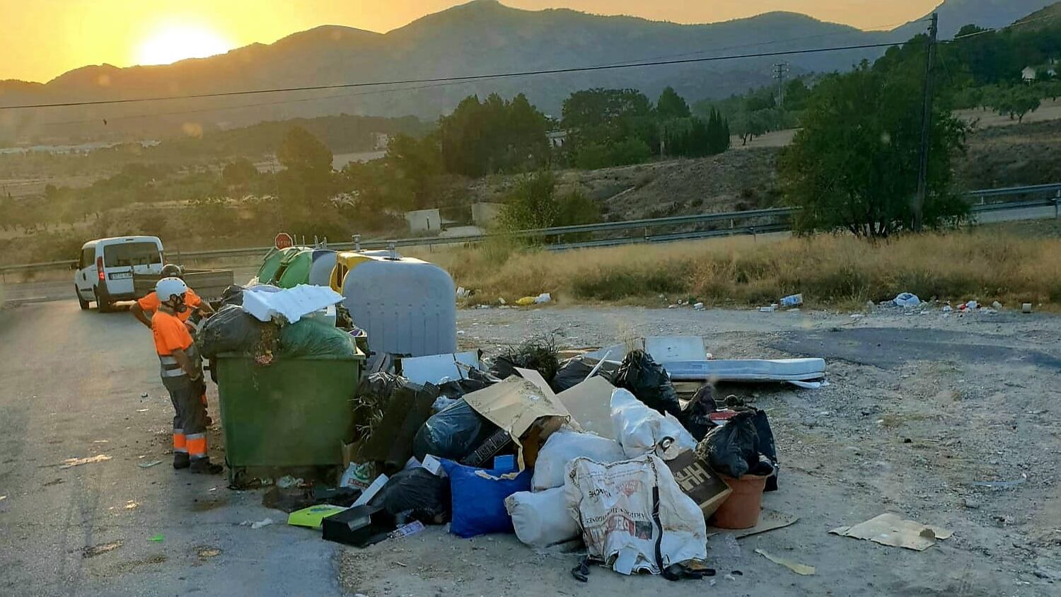 Fue pillado in fraganti cuando arrojaba escombros, enseres y plásticos junto a los contenedores.