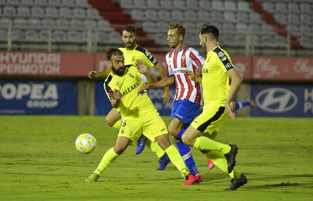 Raúl Hernández ante la zaga del Ceuta.