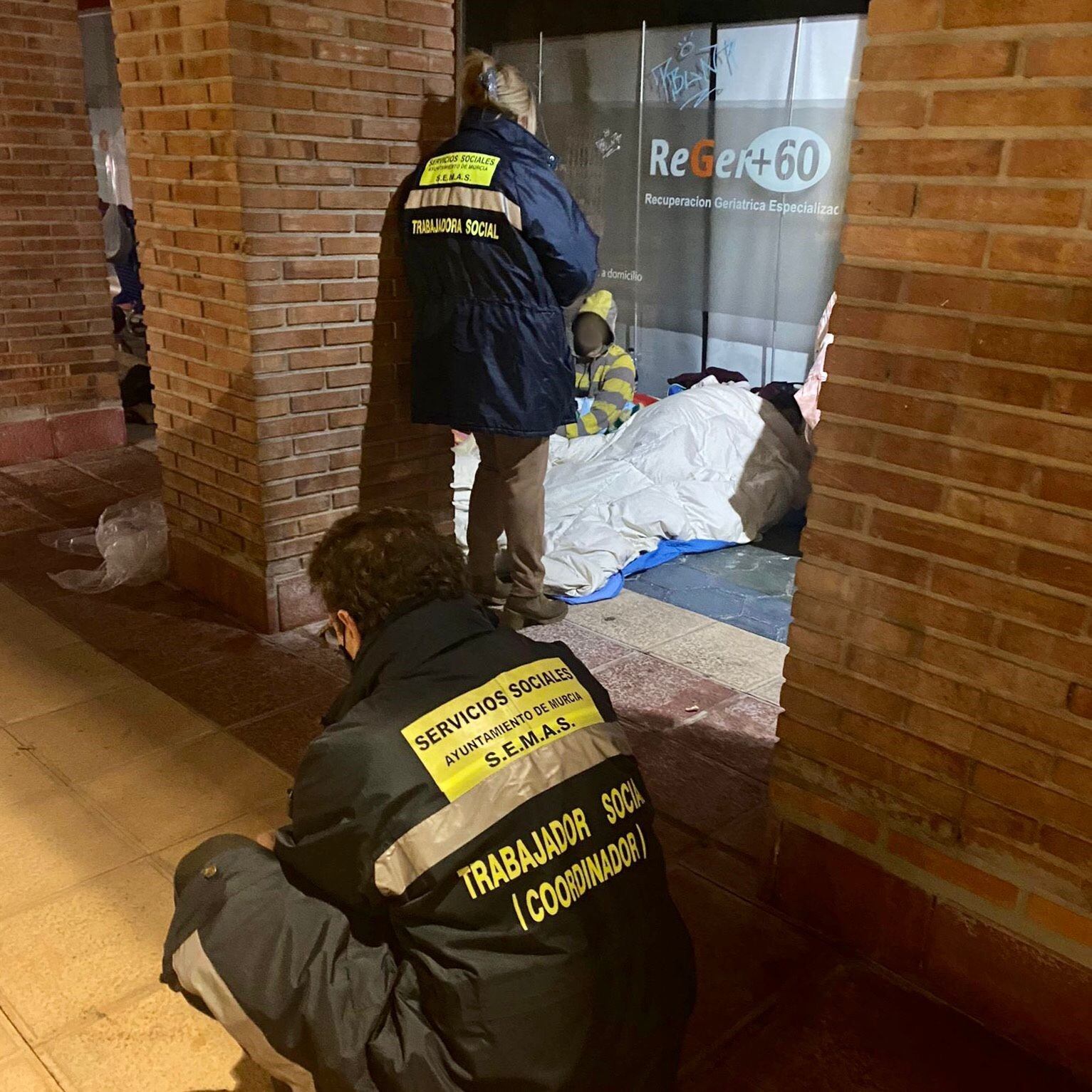 Trabajadores del SEMAS atienden a personas sin hogar en Murcia