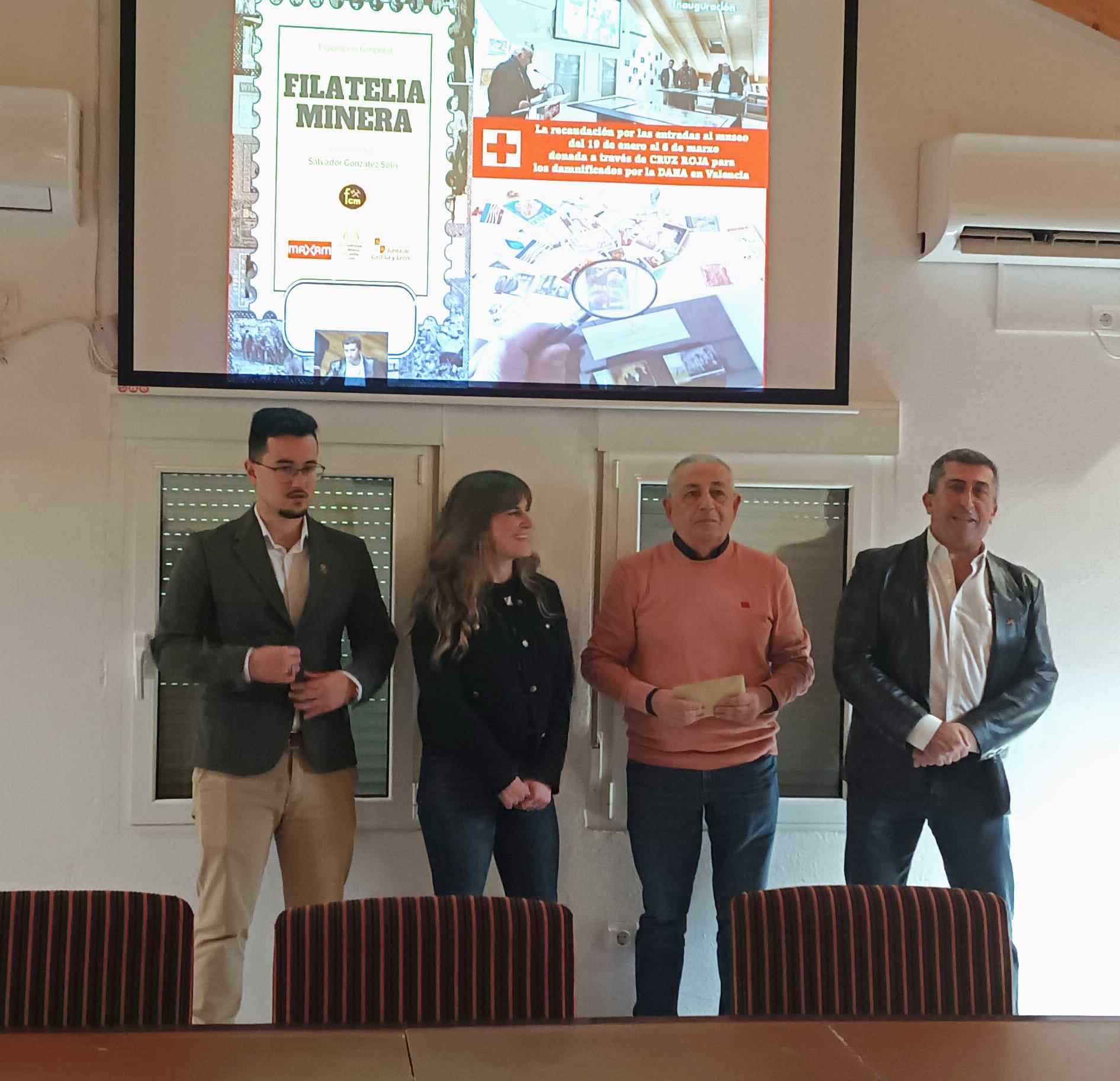 La responsable de Cruz Roja León, Marta Cuesta y el de Ponferrada, José Castro (ambos en el centro) junto al director de la Fundación, Ángel Lastra y el responsable de la exposición, Salvador Solís