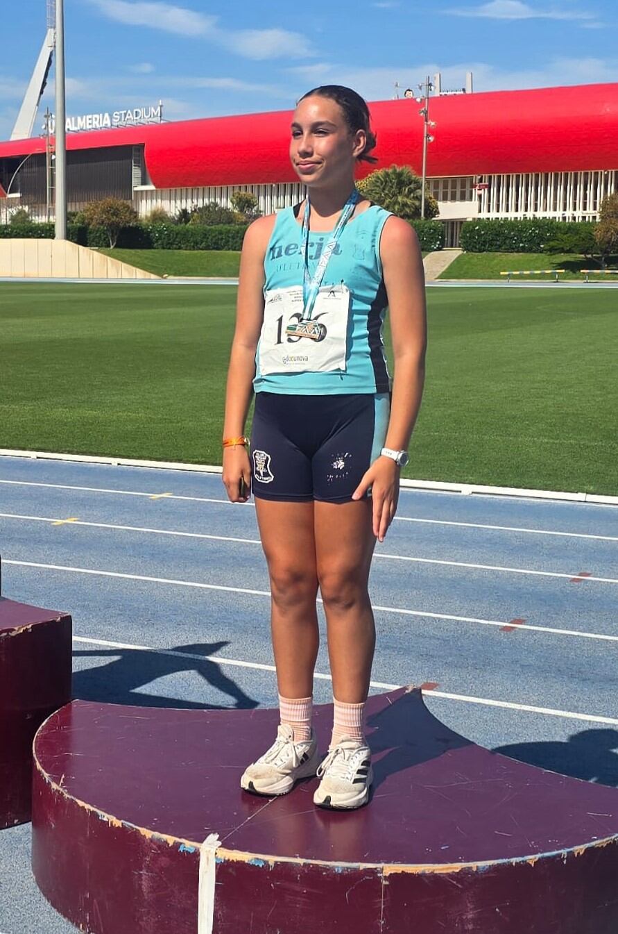 La atleta del Trops-Cueva de Nerja Carla Heredia acabó en tercera posición en el Campeonato de Andalucía Sub 14 al aire libre