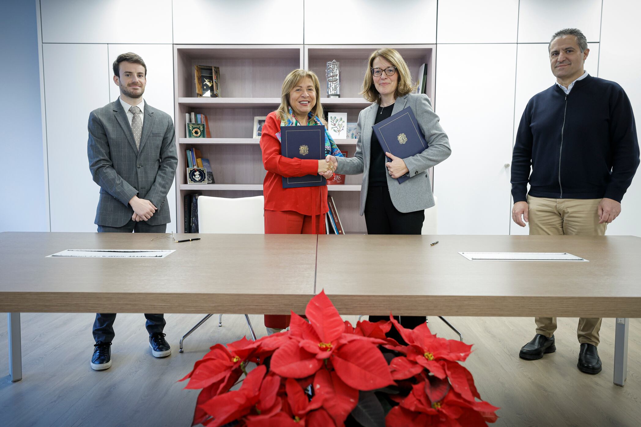 Signatura de l&#039;addenda al conveni entre el Departament d&#039;Estadística i l&#039;Associació de Bancs Andorrans (Sra. Esther Puigcercós).Foto:SFGA/CEsteve