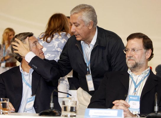 Arenas saluda a Ángel Acebes bajo la mirada de Rajoy.