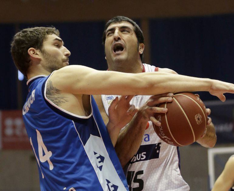  El ala-pivot del Rio Natura Jesús Chagoyen (d) y Julen Olaizola, del Gipuzkoa Basket, durante el partido de la tercera jornada de la Liga ACB disputado esta mañana en el pabellón multiúsos de Sar, en Santiago de Compostela, y que terminó con victoria local 85-69.