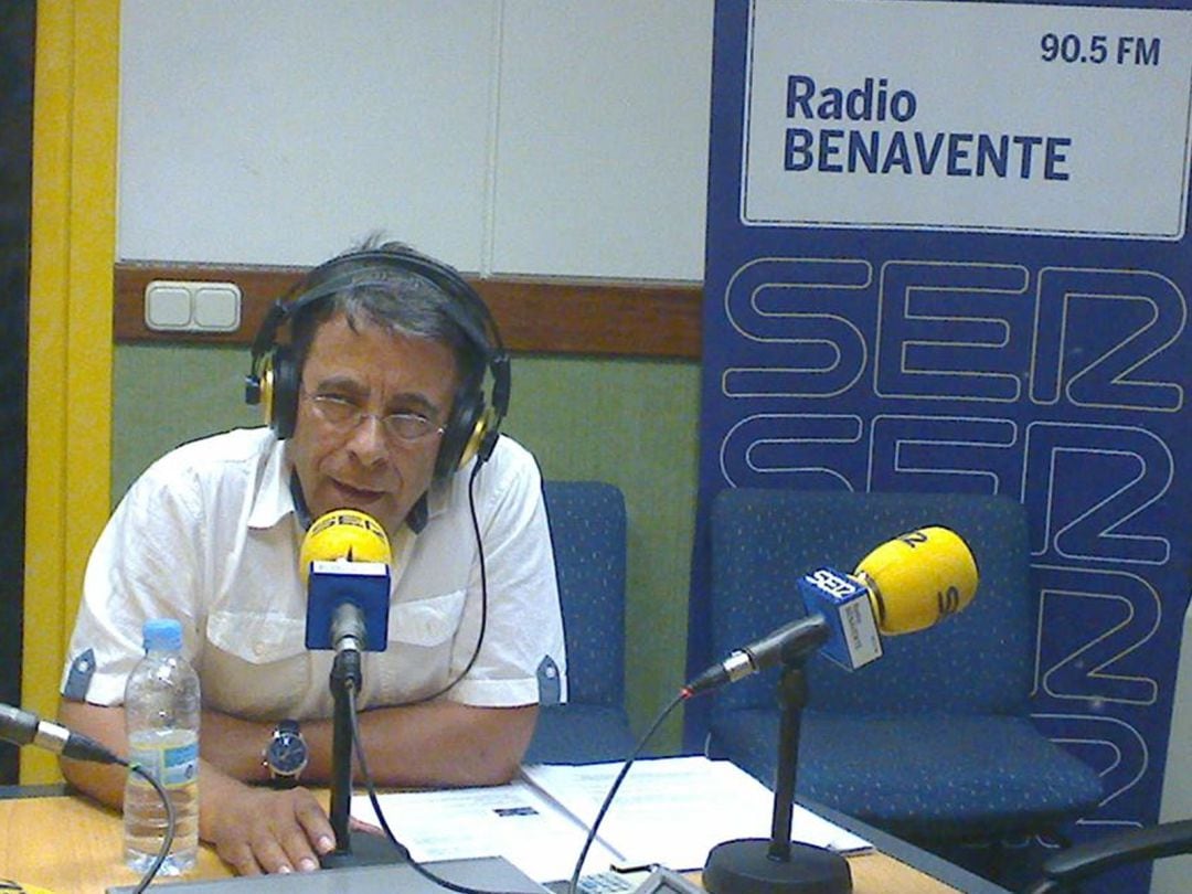 Antonio Vega, concejal de Educación y Bienestar, en los estudios de Radio Benavente