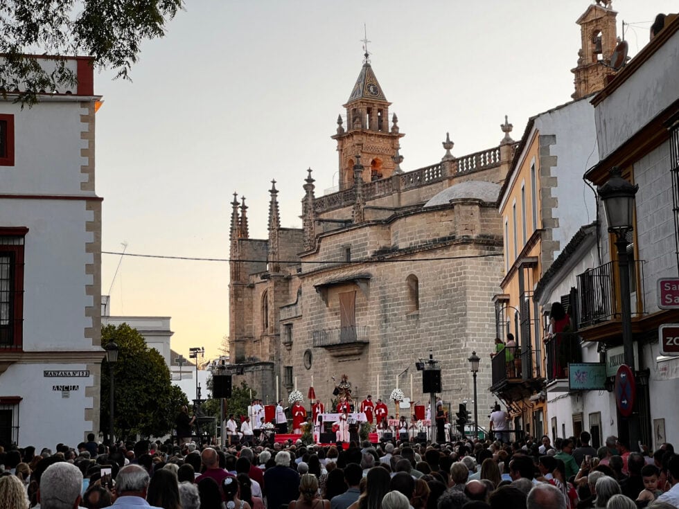 Imagen de la calle Ancha completa de público presente en la Misa Flamenca por el día de Santiago Apóstol