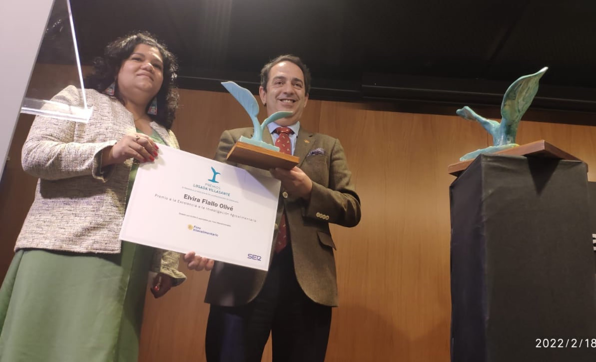 La investigadora recibe el premio de manos de Víctor Yuste, director general del Foro Interalimentario