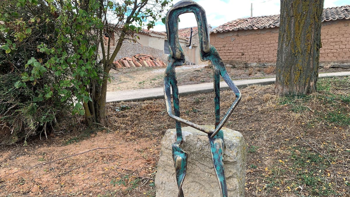El escultor Miguel Ángel Sánchez Sanz dona al museo al aire libre de Almarail la obra ‘Vida cotidiana’