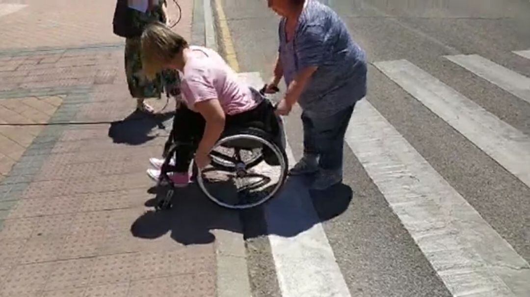 Cristina se encuentra con obstáculos como este cada día