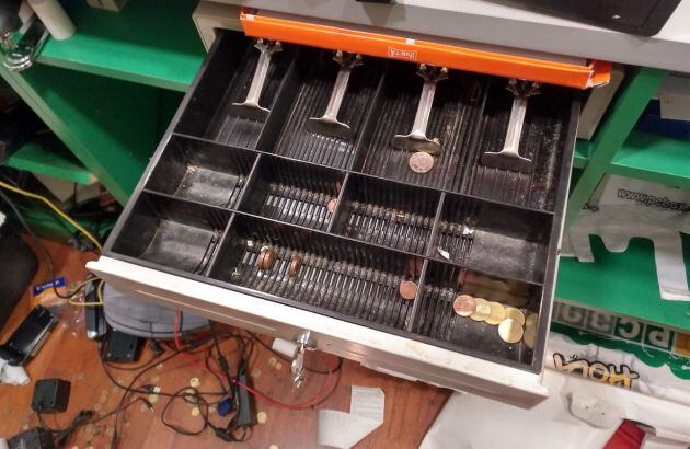 El detenido de 31 años, presuntamente es el autor de este robo con fuerza en el que se sustrajeron hasta 390 euros en efectivo, así como numeroso material informático