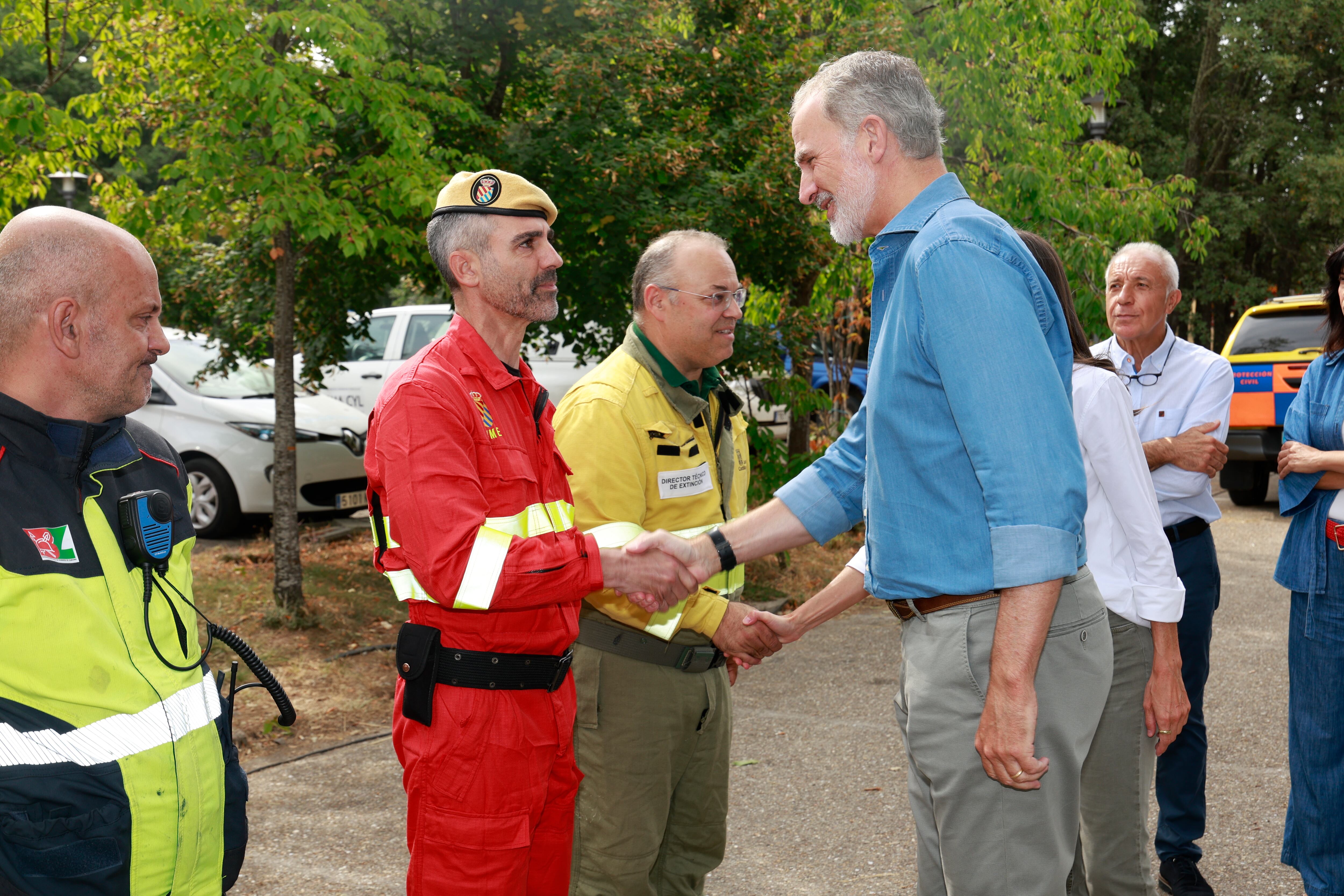 SANABRIA (ZAMORA), 27/08/2025.- El rey Felipe VI (d) y la reina Letizia visitan este miércoles el negro paisaje que han dejado este agosto los incendios forestales en espacios como el Parque Natural del Lago de Sanabria (Zamora), una de las zonas más afectadas por la ola de incendios que ha arrasado decenas de miles de hectáreas forestales en las últimas semanas en Castilla y León, también en otros lugares de alto valor ecológico como el Parque Nacional de Picos de Europa y las Reservas de la Biosfera, en la provincia de León. EFE/ Francisco Gómez/ Casa Real SOLO USO EDITORIAL/SOLO DISPONIBLE PARA ILUSTRAR LA NOTICIA QUE ACOMPAÑA (CRÉDITO OBLIGATORIO)
