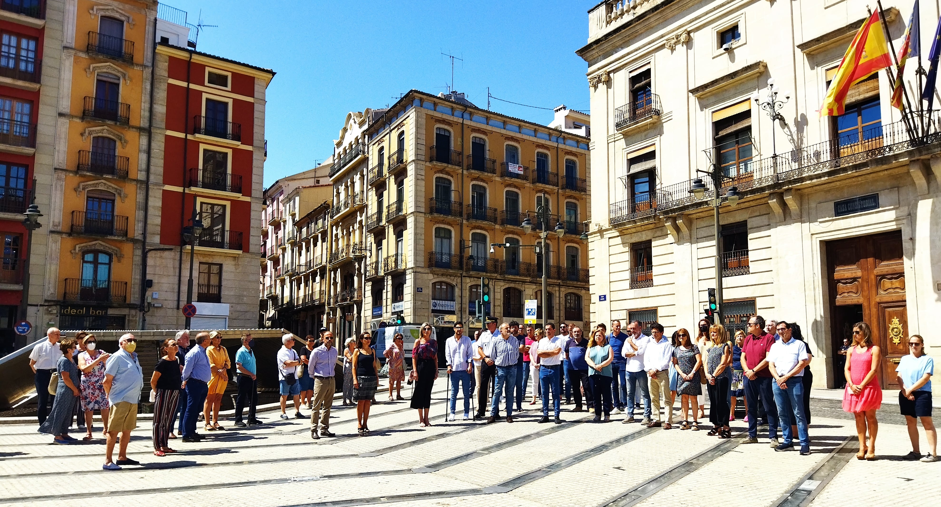La plaza de España ha acogido la concentración con cinco minutos de silencio en homenaje a Miguel Ángel Blanco.