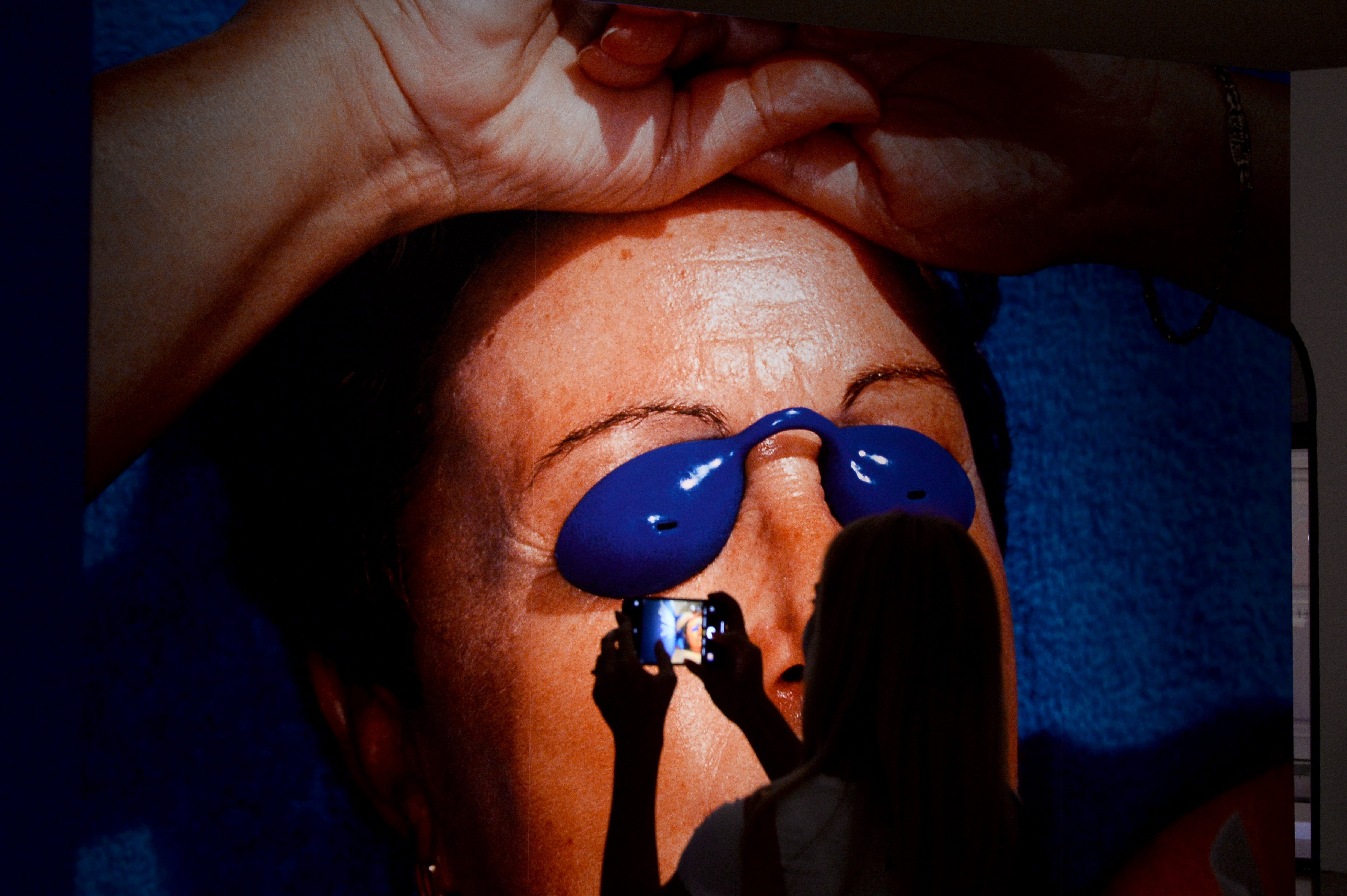 Un visitante admira las obras maestras del fotógrafo y artista inglés Martin Parr.