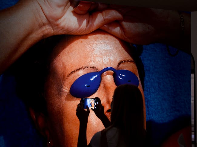 Un visitante admira las obras maestras del fotógrafo y artista inglés Martin Parr.