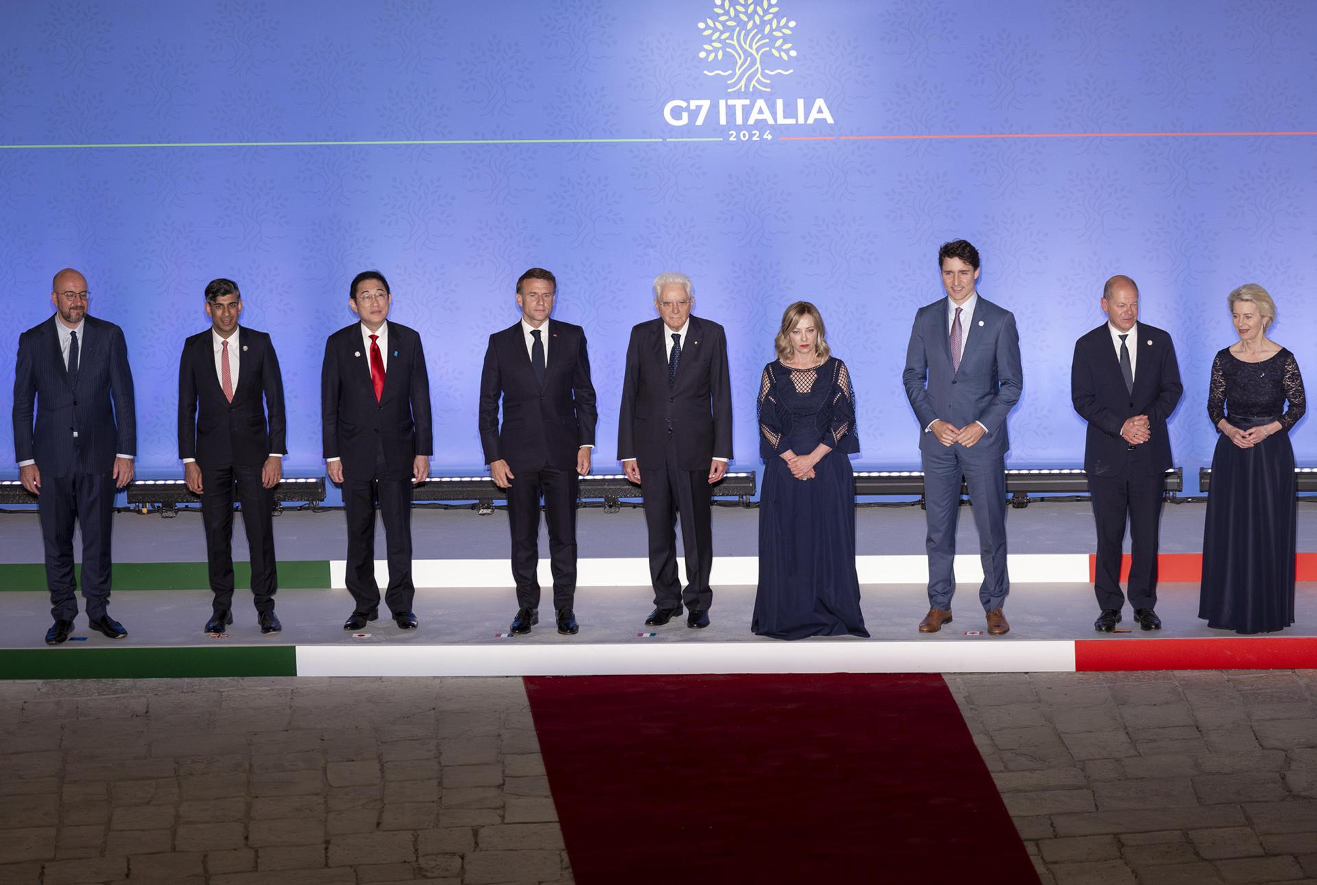 Una foto proporcionada por la Oficina de Prensa del Quirinale que muestra una foto familiar durante la Cumbre del G7 en Borgo Egnazia, Brindisi, Italia