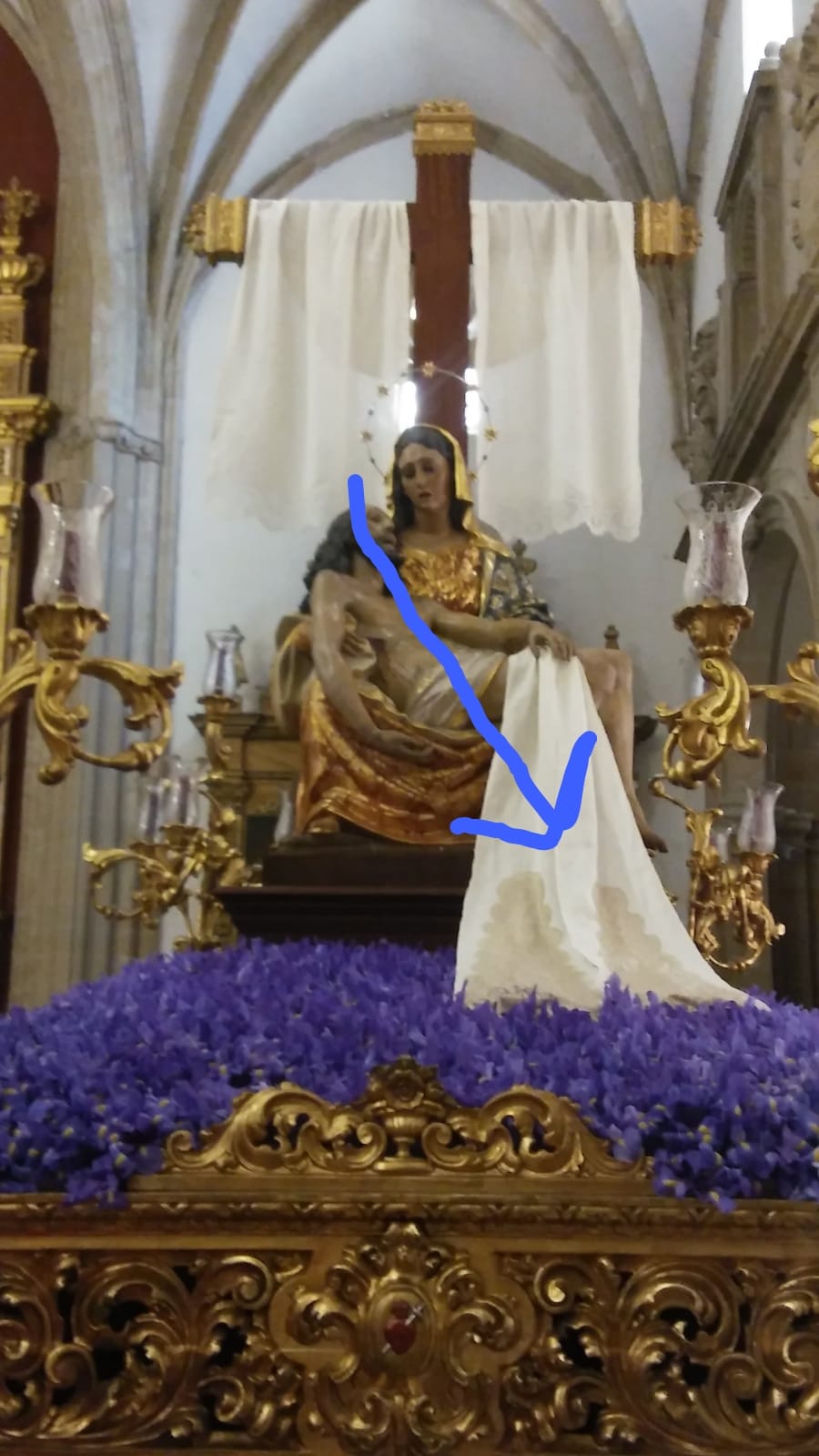 Una flecha señala el sudario que fue robado del paso de Semana Santa correspondiente a la Cofradía de Las Angustias de Baeza