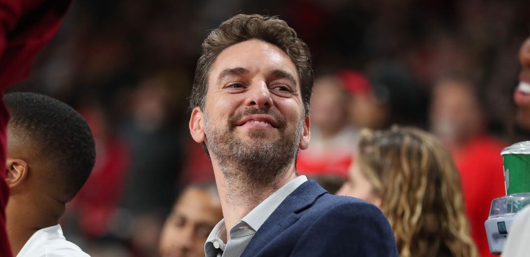 Pau Gasol en el banquillo de los Blazers durante un partido de pretemporada