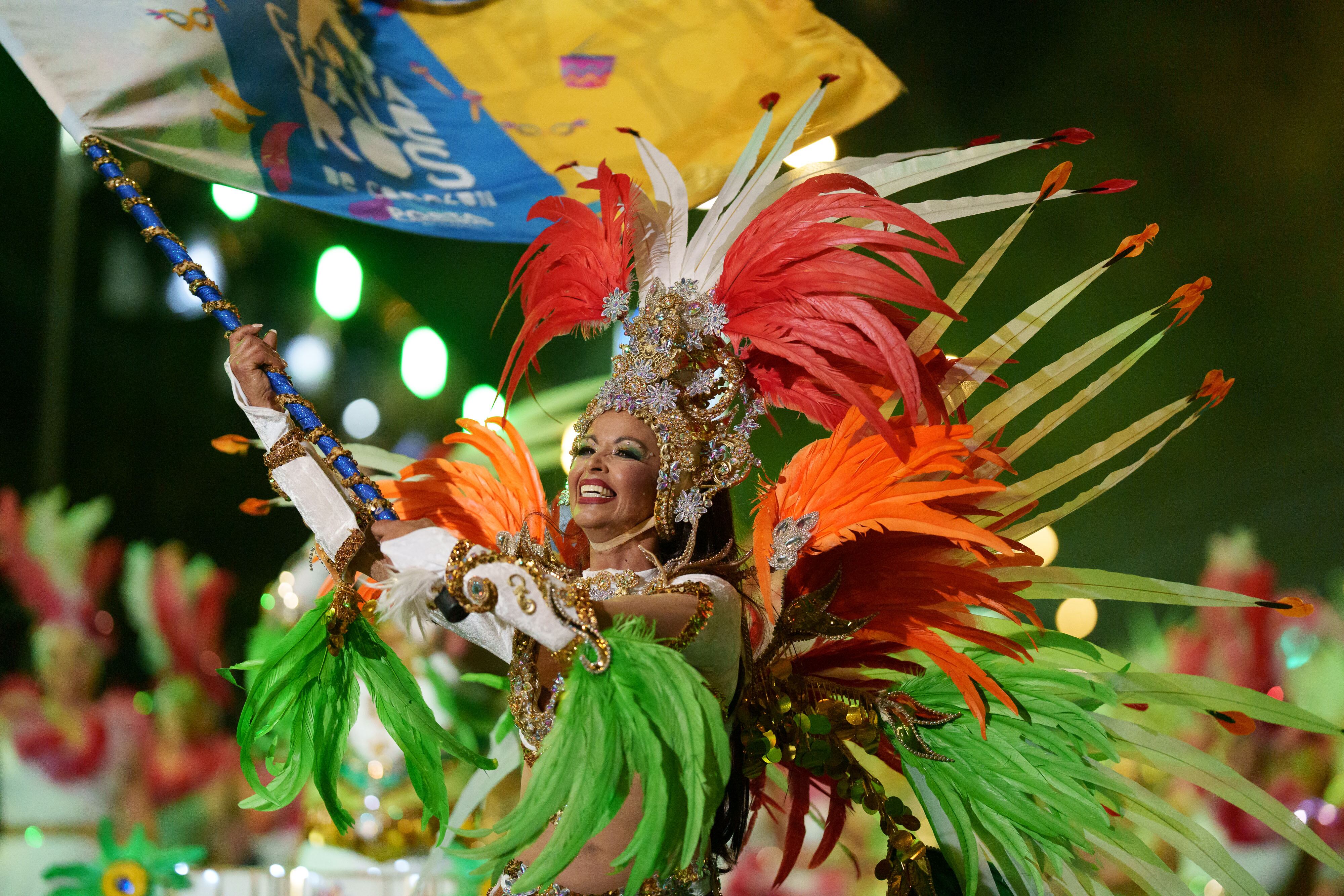 SANTA CRUZ DE TENERIFE, 14/02/2026.- La Cabalgata Anunciadora del Carnaval de Santa Cruz de Tenerife, dedicado a los Ritmos Latinos, desfila este viernes por la capital tinerfeña, dando paso al Carnaval en la calle. EFE/Ramón de la Rocha