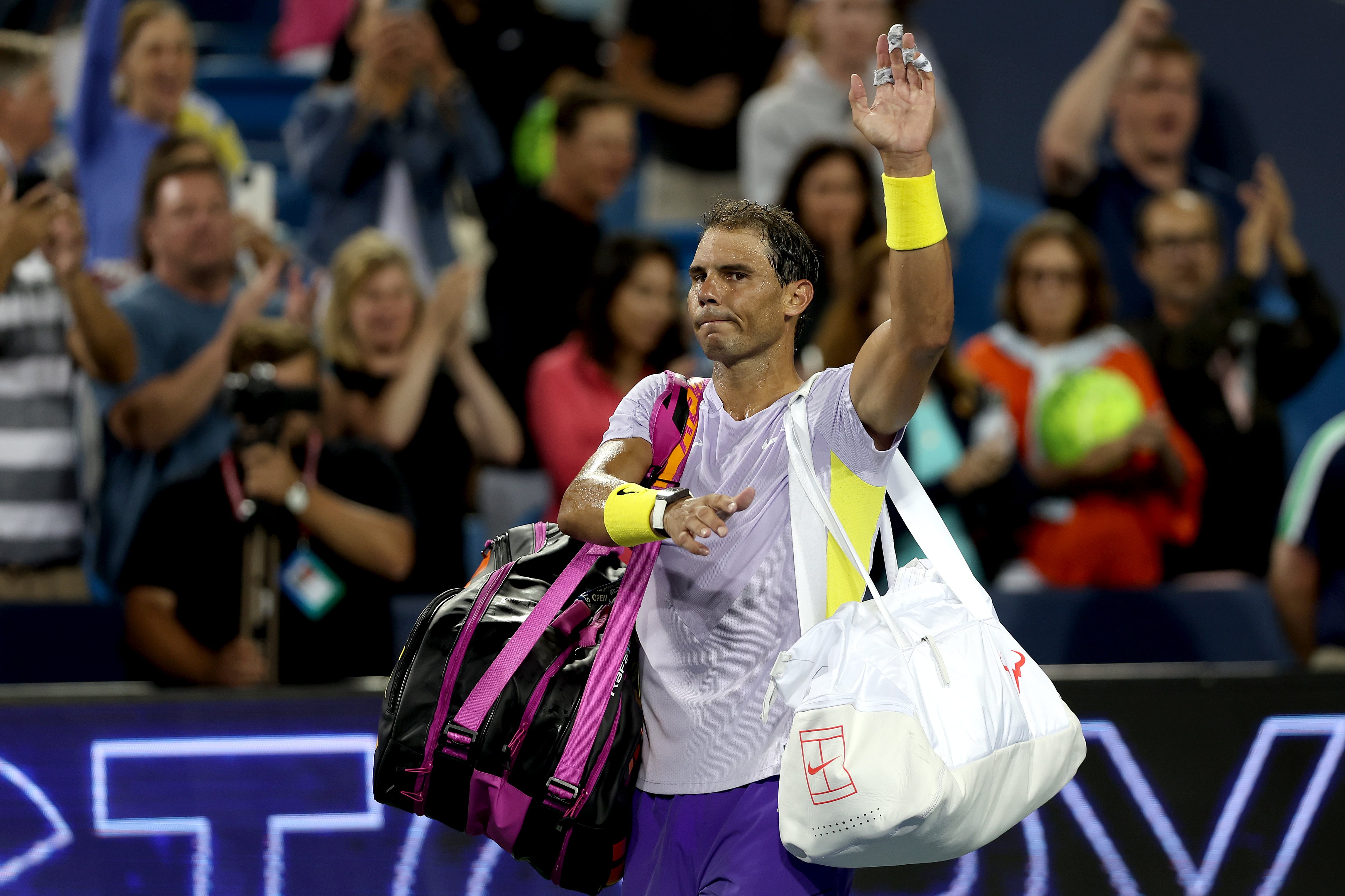 Rafael Nadal abandona la pista tras perder en primera ronda